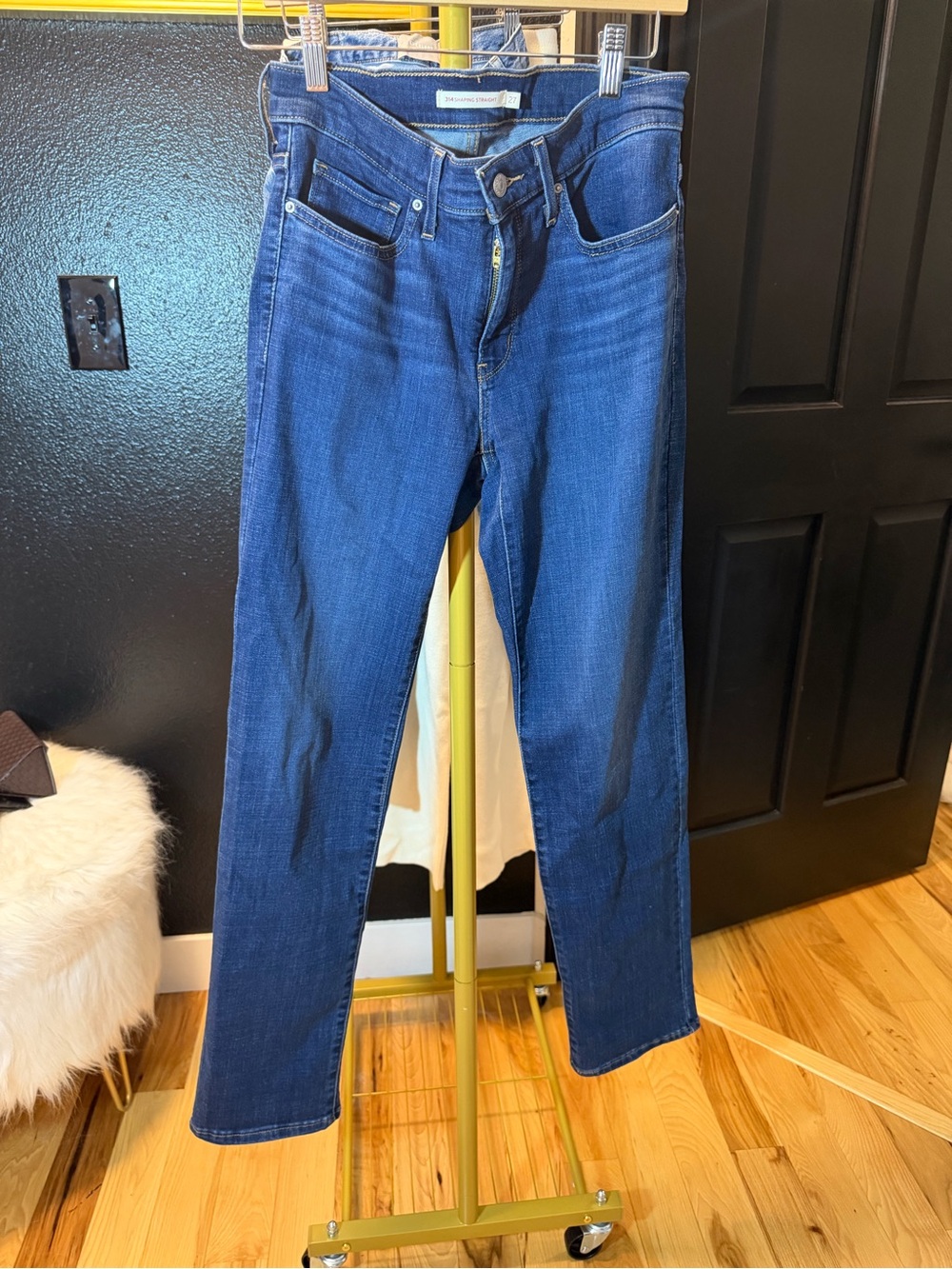 Classic women’s Levi’s Dark Blue Jeans